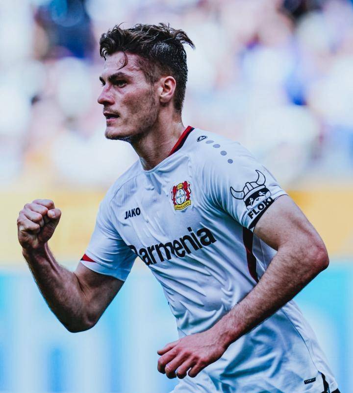 包含英格兰逆转勒沃库森，莫德里奇爆发神勇的词条