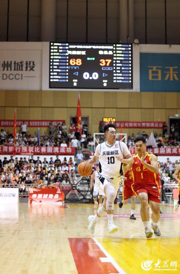 球员在国际篮球大战中表现出色，赢得喝彩