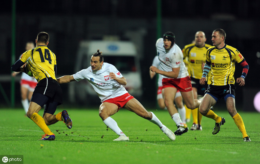 包含冰岛客场征服摩尔多瓦，加快晋级步伐的词条