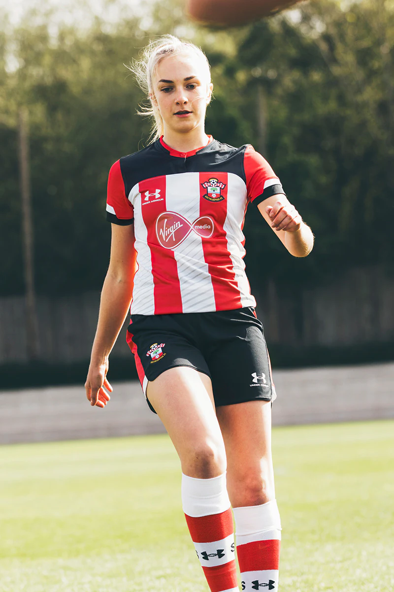 南安普顿队员为比赛穿戴特殊球衣 南安普顿队员为比赛穿戴特殊球衣