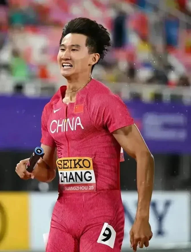 越南游泳选手刷新个人最佳成绩