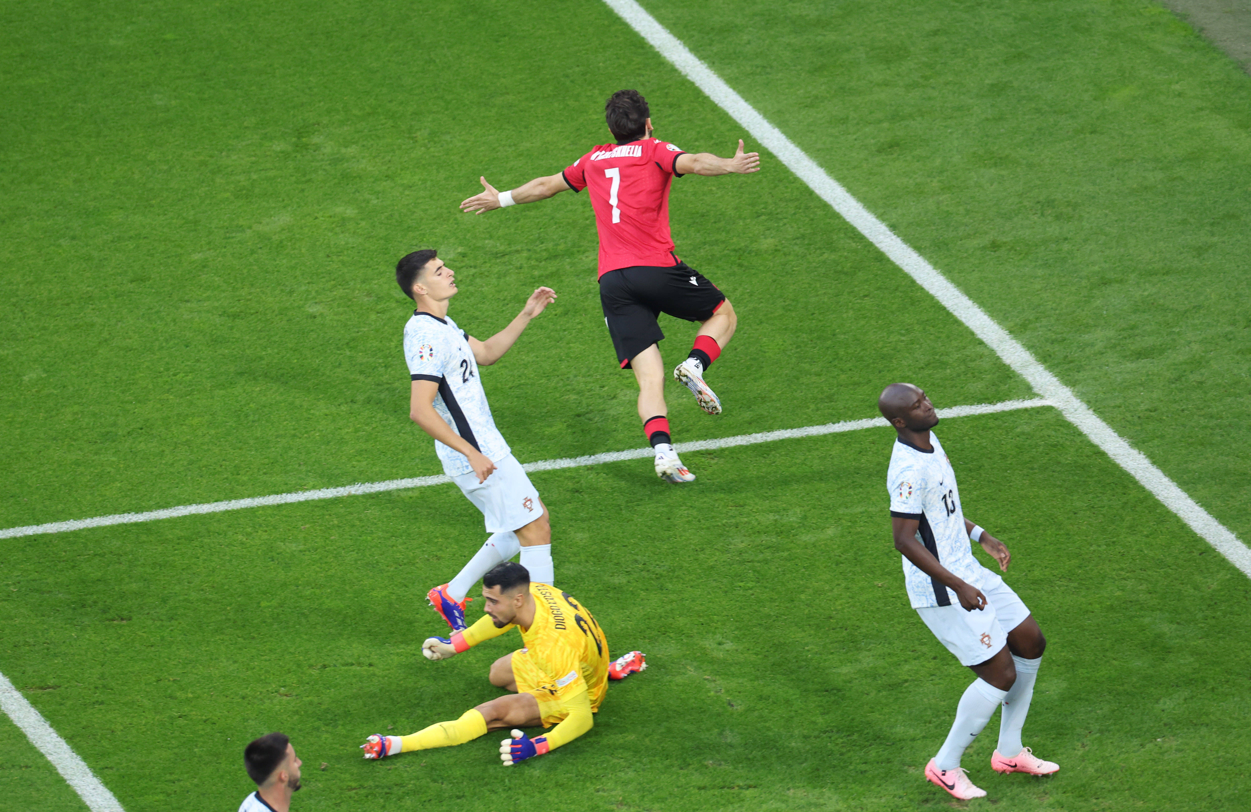 包含法国队全取三分，欧洲杯预选赛局势激烈的词条