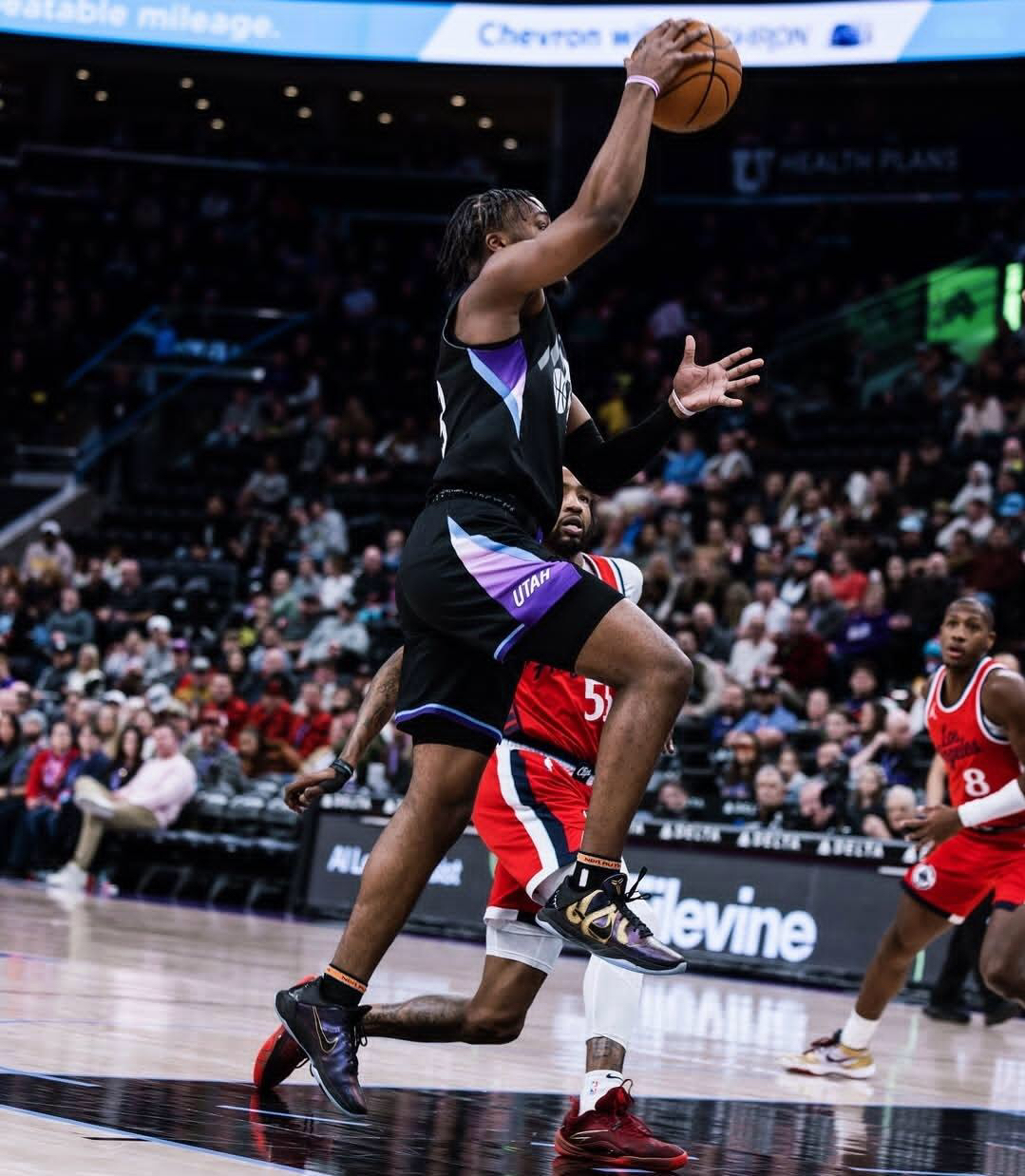 爵士客场击败公牛，保持稳定表现