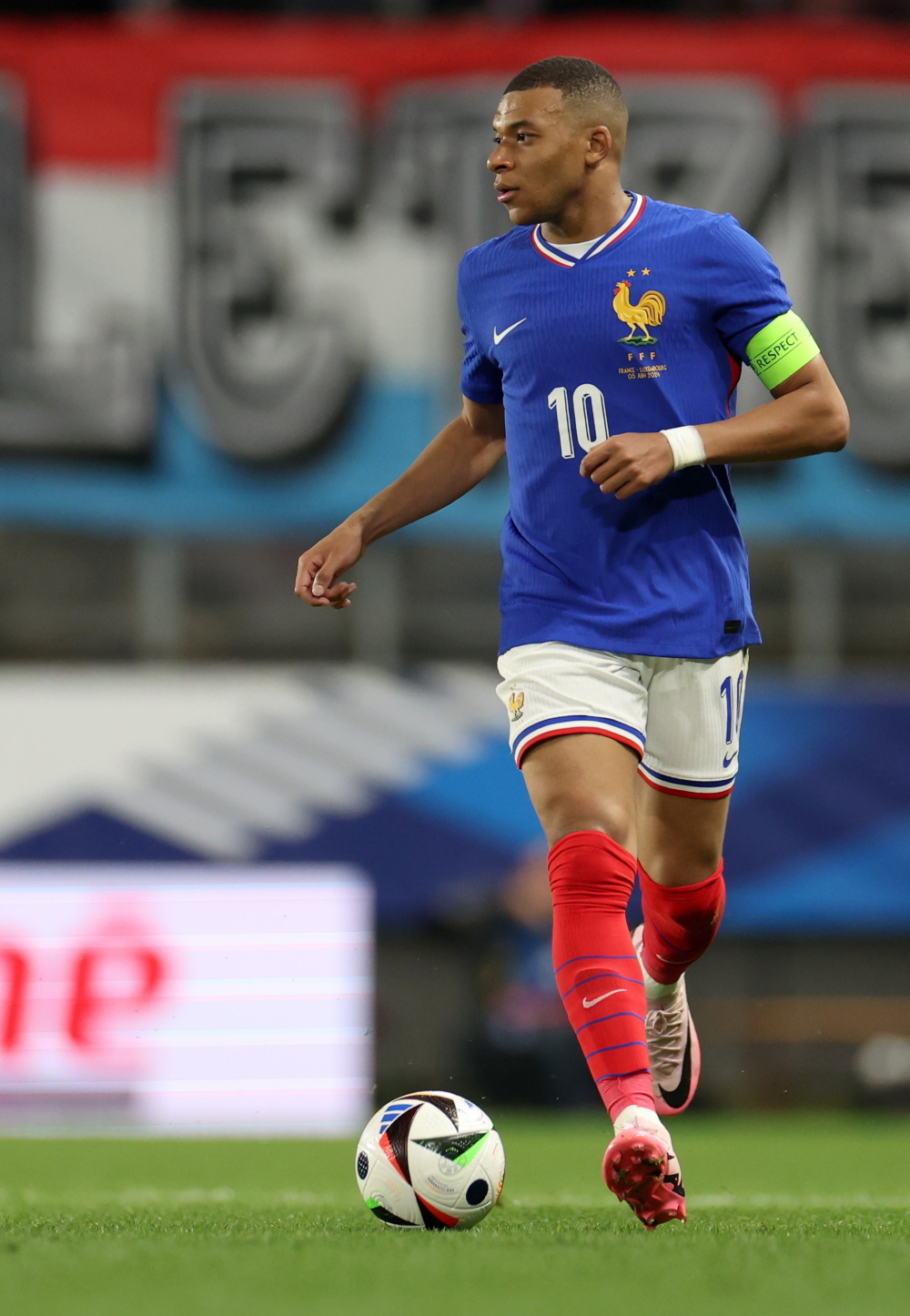 法国足球联赛中球队实力拼尽全力