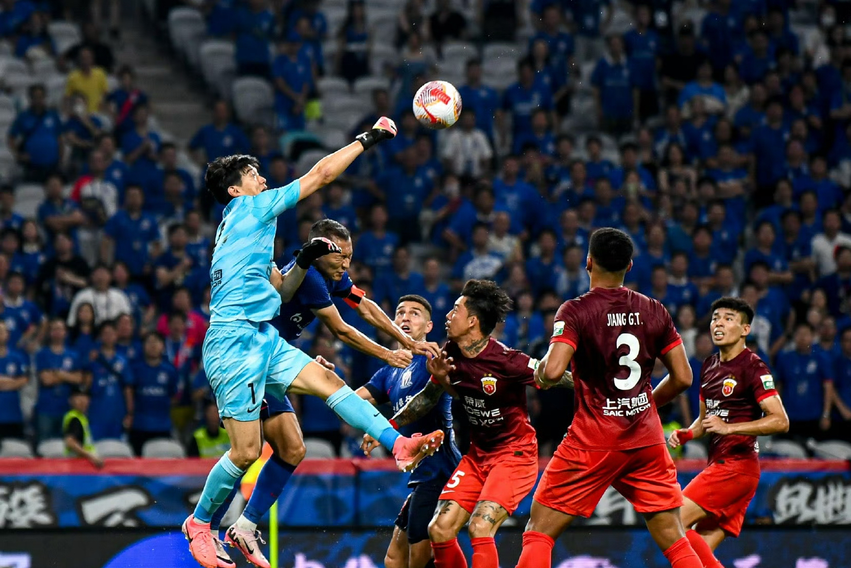 比赛中，上海申花队展现出冲击力十足的进攻