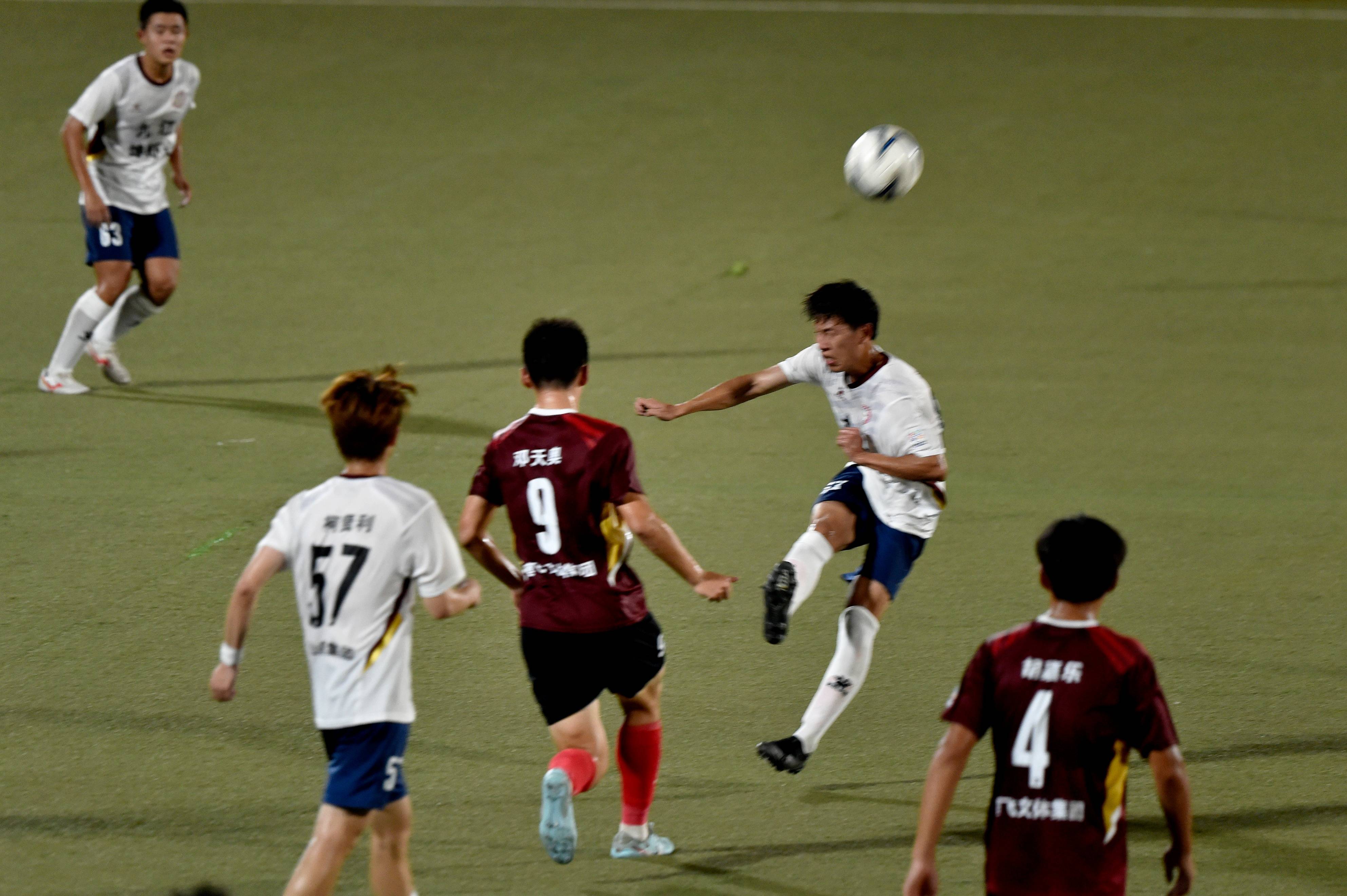 球星对决惊险刺激，全场球迷欢呼不已的简单介绍