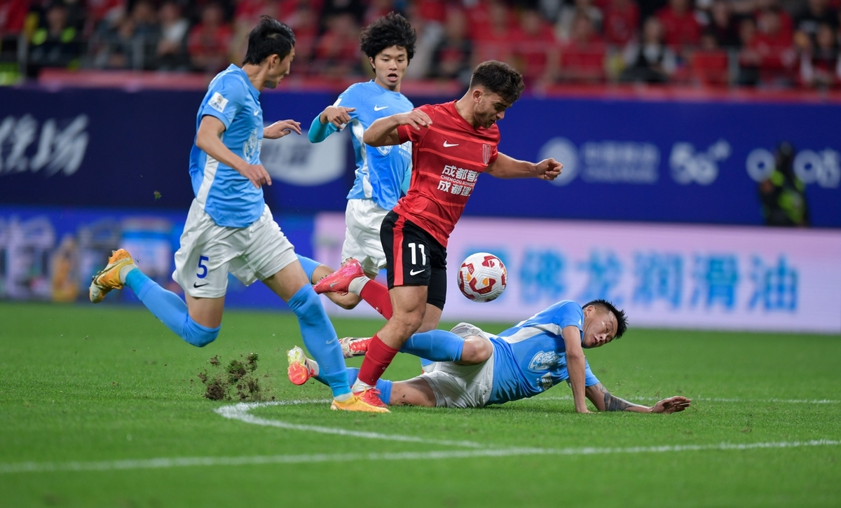 一场紧张激烈的比赛，双方势均力敌