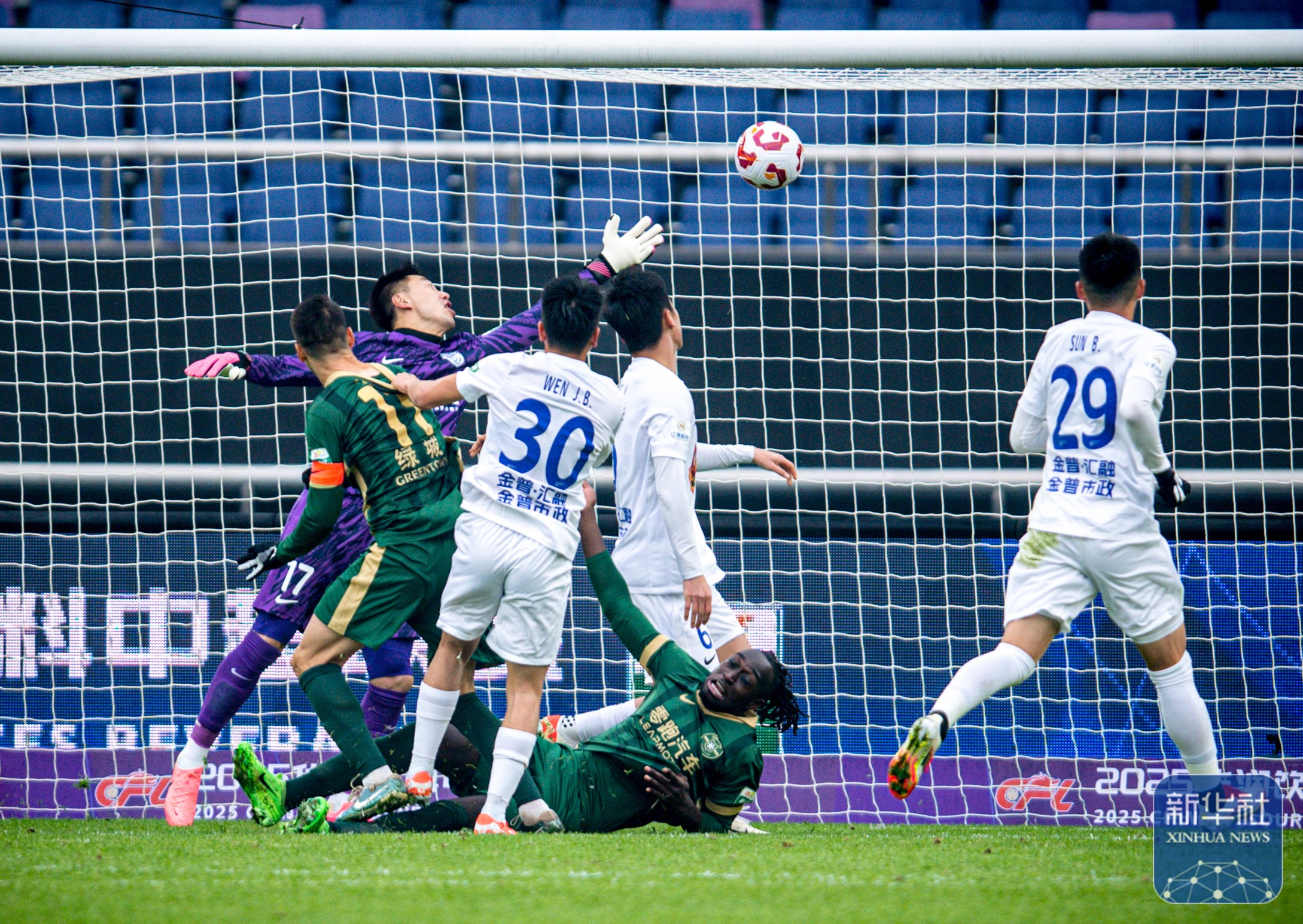 关于亚洲足球联赛强队斗智斗勇，胜负难分的信息