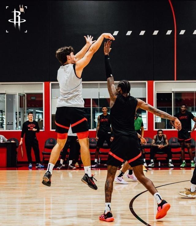 灰熊横扫篮网，范弗利特惊艳四座