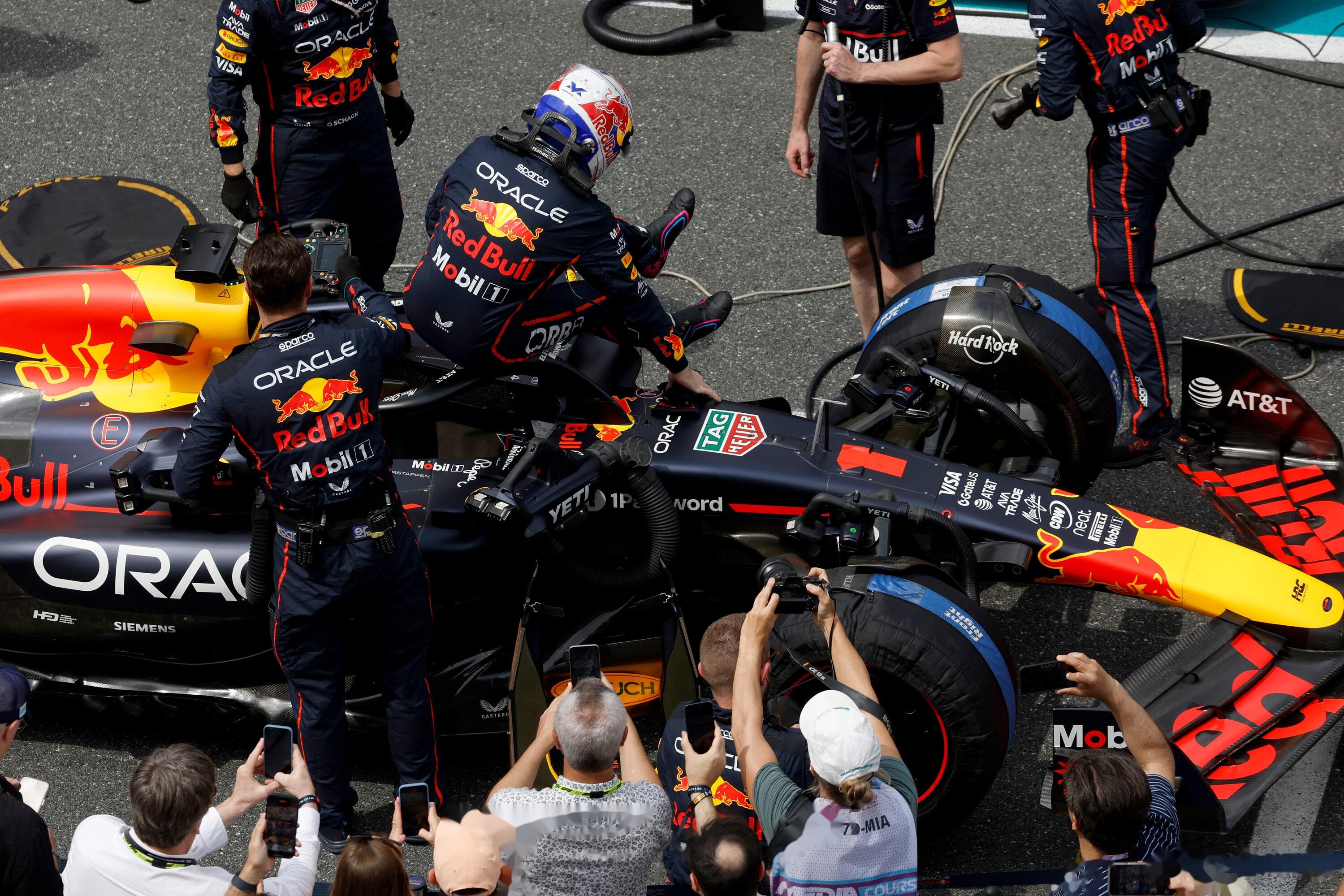 开云体育登录-阿斯顿马丁翻盘红牛车队，维斯塔潘惊艳四座的简单介绍